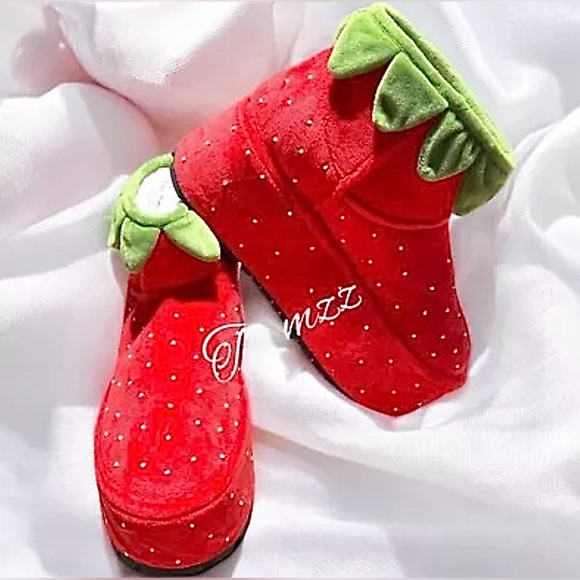 Size‎ 5……..Plush Red Strawberry Themed Ankle Boots.  New…..Strawberry Shortcake - Picture 1 of 8